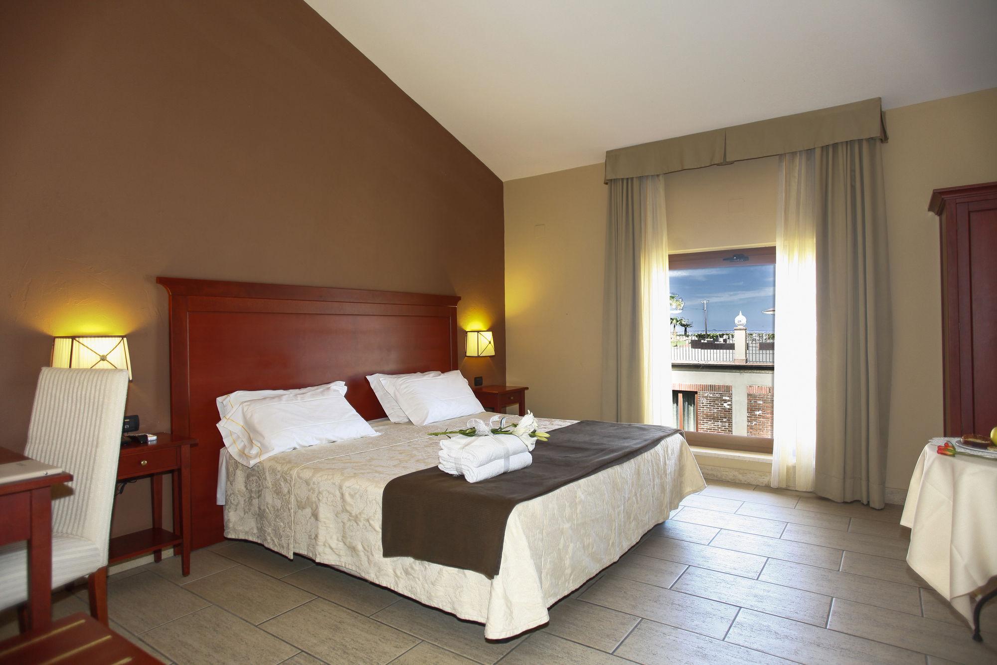 Il Parco Degli Ulivi Hotel Villafranca Tirrena Exterior foto