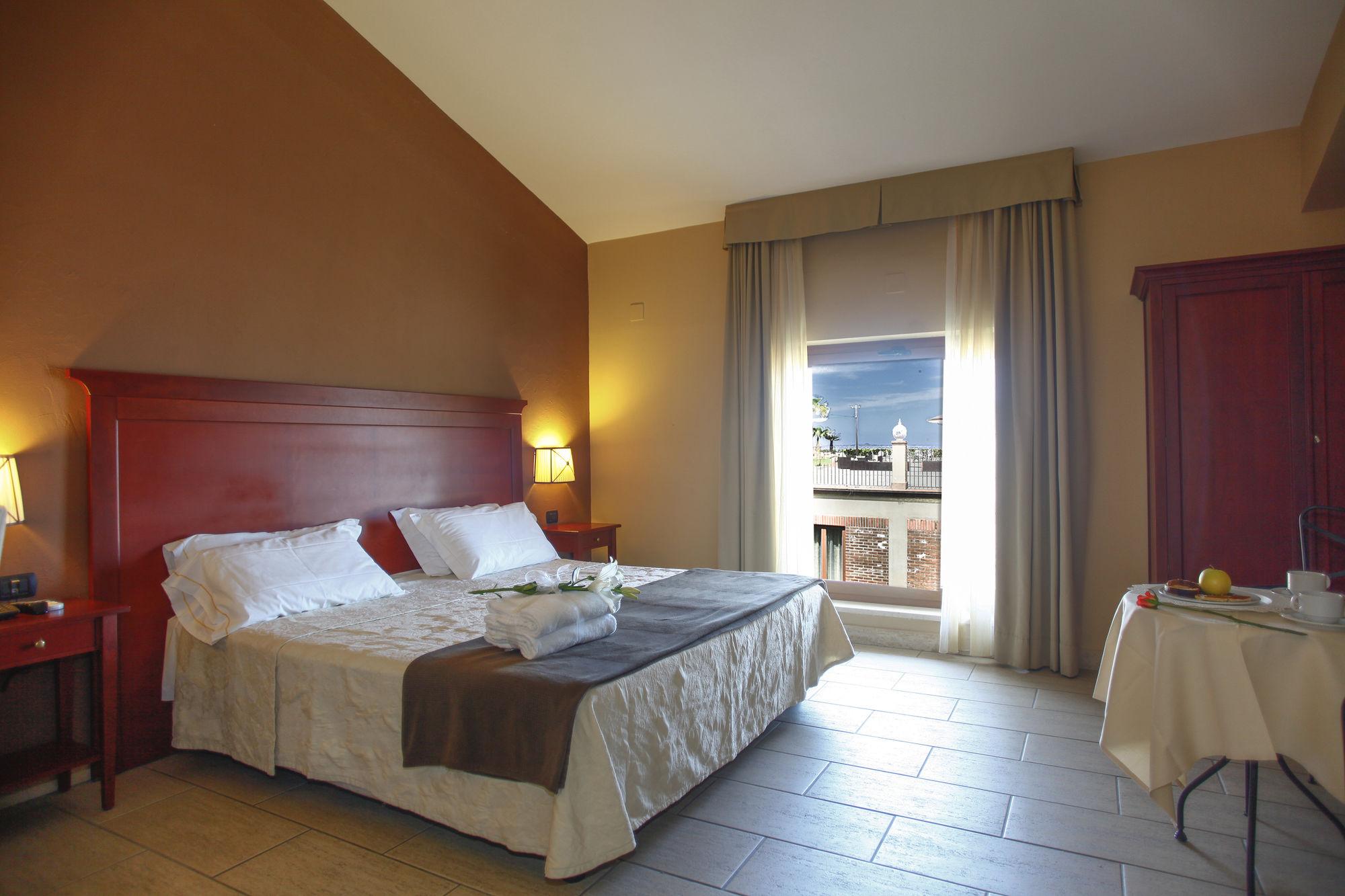 Il Parco Degli Ulivi Hotel Villafranca Tirrena Exterior foto