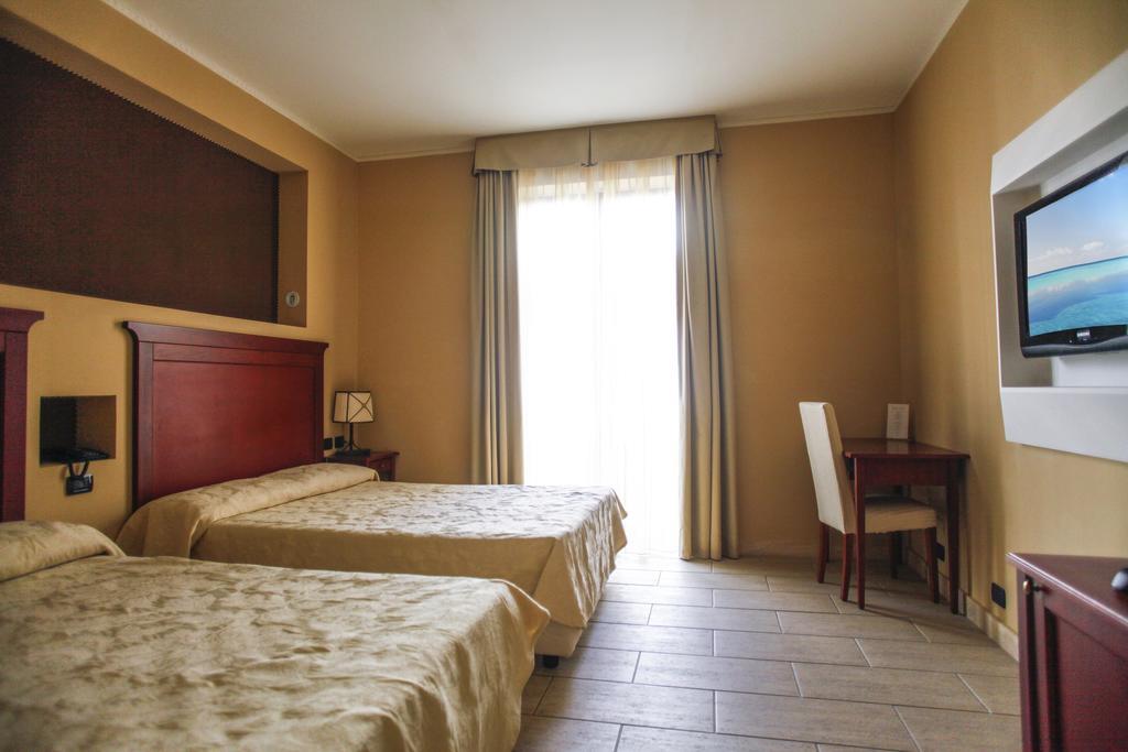 Il Parco Degli Ulivi Hotel Villafranca Tirrena Exterior foto