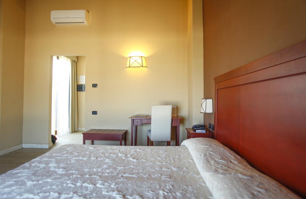 Il Parco Degli Ulivi Hotel Villafranca Tirrena Exterior foto