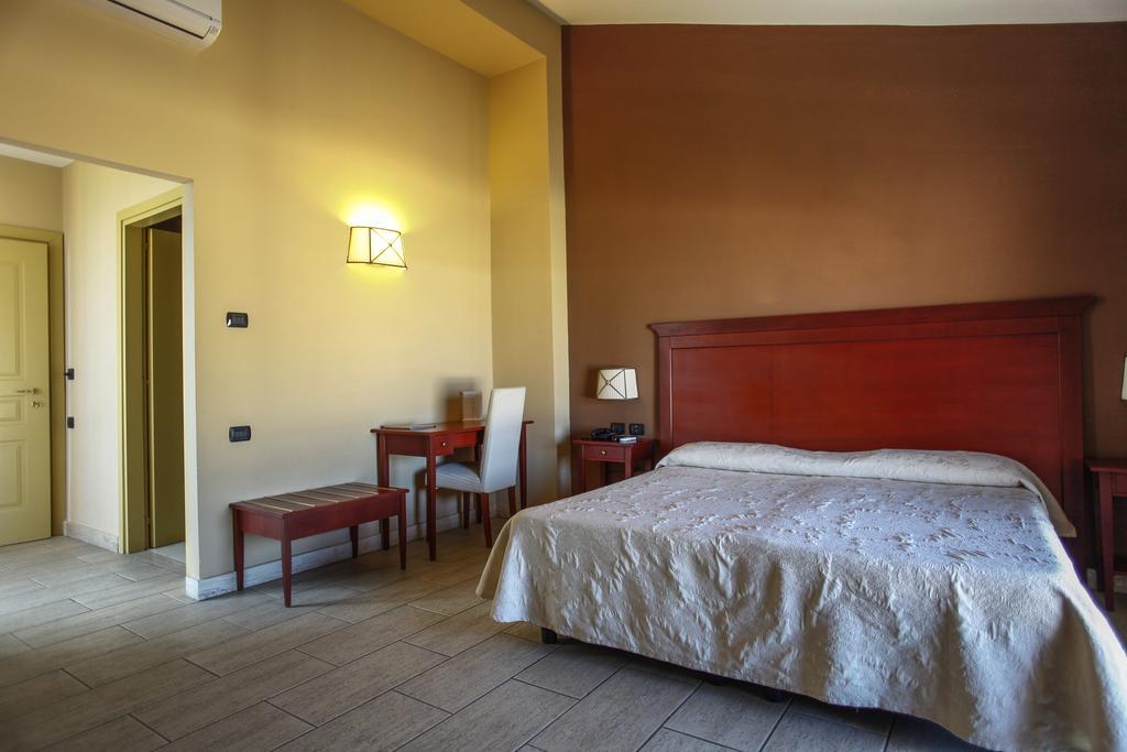 Il Parco Degli Ulivi Hotel Villafranca Tirrena Exterior foto